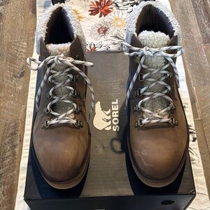 Women’s Sorel Waterproof booties, like new. Size 10.5
